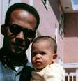 Donald Harris com Kamala em 1965  Foto: Campanha de Kamala Harris via Reuters / BBC News Brasil