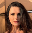 Luiza beijou uma mulher pela primeira vez em um ensaio fotográfico  Foto: Reprodução: Instagram/luizaambieloficial