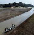 Vista do baixo nível de água no Lago do Aleixo, um dos maiores lagos de Manaus, localizado na região do encontro das águas do Rio Negro com o Rio Solimões, neste sábado, 21.  Foto: RAPHAEL ALVES/ENQUADRAR/ESTADÃO CONTEÚDO