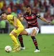 Fabrício Bruno em ação na partida entre Flamengo e Peñarol na ida das quartas de final da Libertadores no Maracanã   Foto: Dhavid Normando/Getty Images / Esporte News Mundo