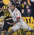  Foto: Divulgação Peñarol - Legenda: Alex Sandro, do Flamengo, tenta vencer a disputa diante da marcação do Peñarol / Jogada10