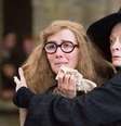 Maggie Smith (à direita, em cena com Emma Thompson) é conhecida por público mais jovem por seu papel nos filmes Harry Potter  Foto: Ronald Grant / BBC News Brasil