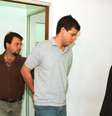 Mateus da Costa Meira (c), que matou 3 pessoas e deixou outras 4 feridas após disparar tiros de metralhadora em uma sala de cinema do Shopping Morumbi, é apresentado no 96º DP em 1999  Foto: CAIO GUATELLI / Estadão