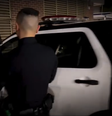 Agente do LAPD carrega arma para viatura  Foto: Reprodução/Instagram @lapdhq