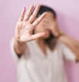 Os vizinhos entregaram à polícia novas gravações, que mostram casos parecidos envolvendo outras mulheres  Foto: Imagem de krakenimages.com no freepik
