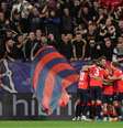  Foto: Juan Manuel Serrano Arce/Getty Images - Legenda: Jogadores de Osasuna e Barcelona em disputa de bola na LaLiga / Jogada10
