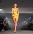 Gigi Hadid com vestido de fita  Foto: Getty Imagens / Manequim