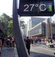 Movimentação de visitantes na região da Avenida Paulista, no centro sul da cidade de São Paulo, na tarde de sol e calor deste domingo, 29 de setembro de 2024.  Foto: CRIS FAGA/DRAGONFLY PRESS/ESTADÃO CONTEÚDO