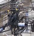 Acúmulo de fios gera poluição visual e acidentes. MP aciona Light, segundo a qual a responsabilidade é das operadoras de telefonia.  Foto: Divulgação