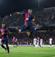 Foto: David Ramos/Getty Images - Legenda: Lewandowski comemora o primeiro de seus dois gols na vitória do Barcelona / Jogada10