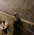Pessoas buscam abrigo durante ataque contra Israel   Foto: Ronen Zvulun