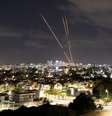 Irã voltou a atacar Israel pela segunda vez este ano. Foto mostra mísseis sendo interceptados no céu da cidade de Ashkelon, em Israel  Foto: Reuters / BBC News Brasil