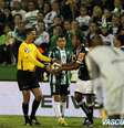 Eder Luis cruza para Alecsandro abrir o marcador no Couto Pereira –  Foto: Divulgação/Vasco / Jogada10