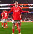 Di María tenta o chute diante da marcação de Correa, do Atlético. Fera foi o grande maestro do Benfica.  Foto: Gualter Fatia/Getty Images / Jogada10
