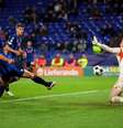  Foto: Dean Mouhtaropoulos/Getty Images - Legenda: Jogadores da Atalanta comemoram um dos gols da vitória sobre o Shakhtar / Jogada10