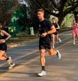 Alheio aos olhares, Jonas Sulzbach faz seu treino de corrida no Parque do Ibirapuera  Foto: Sala de TV