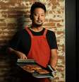 O chef Marcio Shihomatsu com a pizza romana do Shihoma Deli.  Foto: Daniel Teixeira/Estadão / Estadão