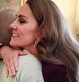 Kate Middleton encontrando fotógrafa  Foto: Reprodução / Andrew Parsons / Palácio de Kensington / Manequim