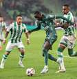  Foto: David Balogh/Getty Images - Legenda: Jogadores de Ferencváros e Tottenham em disputa de bola na Liga Europa / Jogada10