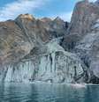 O Fiorde Dickson em agosto de 2023: apenas algumas semanas depois da captura desta imagem, um grande pedaço da montanha deslizou para o oceano, provocando uma gigantesca onda que reverberou 10 mil vezes durante nove dias dentro do fiorde e fez a Terra inteira vibrar Wieter Boone / Flanders Marine Institute  Foto: The Conversation
