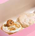 Consumidores australianos desembolsaram a exorbitante quantia de 17,50 dólares australianos (R$ 65) por cookies em uma loja pop-up falsa, sem qualquer ligação com a famosa matriz americana  Foto: Divulgação/Crumbl / BBC News Brasil