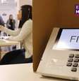 Cabina de votação com a nova urna modelo UE2020 é apresentada em seção eleitoral simulada no Tribunal Regional Eleitoral do Rio de Janeiro  Foto: Agência Brasil / BBC News Brasil