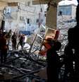 Palestinos inspecionam danos em local bombardeado por Israel, em Tulkarm, na Cisjordânia, nesta sexta-feira, 4 de outubro de 2024.  Foto: REUTERS/Raneen Sawafta
