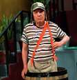 Chaves, sem pai nem mãe, mora num barril. Seriado humorístico tem momentos tocantes quando o abandono do protagonista é explicitado.  Foto: Divulgação