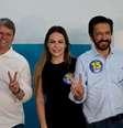 O prefeito Ricardo Nunes chega para votar na Escola Estadual Dom Duarte, zona sul da cidade de São Paulo, com o governador Tarcísio de Freitas e apoiadores  Foto: Felipe Rau/Estadão / Estadão