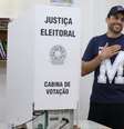 Marçal chegou à escola 5 minutos antes do fechamento das urnas, que encerrou às 17h. O candidato apareceu descalço e vestindo uma camisa com estampa da letra inicial do seu sobrenome  Foto: RENATO S. CERQUEIRA/ATO PRESS/ESTADÃO CONTEÚDO