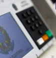 Urna eleitoral com símbolo da República Federativa do Brasil  Foto: BBC News Brasil / BBC News Brasil