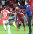  Foto: Ricardo Duarte / Internacional - Legenda: Alan Patrick cumprimenta o técnico Roger Machado / Jogada10