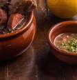No Tordesilhas, feijoadavem comarroz, couve, farinha, vinagrete, laranja,caldinho de feijão, linguiça e torresmo.  Foto: Restaurante Tordesilhas/Divulgação / Estadão