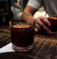 Espresso negroni: uma das pedidas da carta de coqueteis "cafeinados" do Urbe Café  Foto: Tatiana Pormann/ Divulgação / Estadão