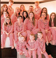 A família é formada por três filhos biológicos e 14 adotivos  Foto: Reprodução/The Sun/SWNS