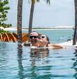 Celso e Ana Zucatelli na piscina do hotel com vista para o mar: tem vida melhor que essa?  Foto: Ian Silva/Divulgação