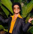 Bruno Mars no Brasil: você sabia que o cantor quase cancelou um show aqui depois de se acabar na feijoada e caipirinha?.  Foto: Getty Images / Purepeople