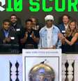  Foto: Reprodução - Legenda: Ronaldinho Gaúcho tocou o sino de encerramento do pregão na Bolsa de Valores de Nova York / Jogada10