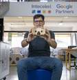 Walter Júnior, CEO e fundador da Inteceleri, com o MiritiBoard de VR  Foto: Divulgação/Inteceleri