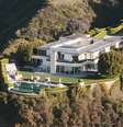 A propriedade tem uma casa de hóspedes e campo de ténis.  Foto: Reprodução/The Wall Street Journal.