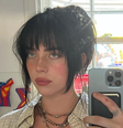 Billie comentou que “não é natural” lidar com o fato de suas decisões estarem sempre estampadas em diversos jornais de notícias  Foto: Reprodução: Instagram/billieeilish