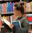 Lucélia Santos aproveitou o tempo na fila de autógrafos para ler trechos de livros  Foto: Sala de TV
