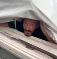 Joseph Malinowski, um homem amputado que vive em um barco ancorado na baía de Tampa, nos Estados Unidos, virou assunto nas redes sociais ao ficar em barco durante furacão  Foto: Reprodução/X