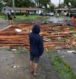 Um homem olha para um telhado na rua de uma casa próxima depois que um tornado atingiu a área enquanto o furacão Milton se aproximava de Fort Myers, Flórida, EUA, em 9 de outubro de 2024.  Foto: REUTERS/Ricardo Arduengo