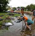 Pessoas removem escombros de uma rua após um tornado atingir a área enquanto o furacão Milton se aproxima de Fort Myers, Flórida, EUA, 9 de outubro de 2024.  Foto: REUTERS/Ricardo Arduengo