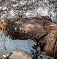 Pé de alpinista no gelo  Foto: Jimmy Chin / BBC News Brasil