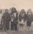 Crianças Sioux ao chegar a um internato no Estado da Virgínia, em 1897  Foto: Biblioteca do Congresso dos EUA / BBC News Brasil