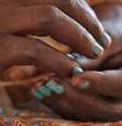 As mãos de uma mulher do Sudão  Foto: BBC/Mohanad Hashim / BBC News Brasil