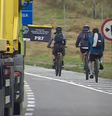 Ciclista pedalam na Rodovia Presidente Dutra, no interior de São Paulo  Foto: Reprodução/TV Vanguarda