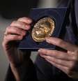 Além do prêmio em dinheiro, os vencedores do Nobel recebem uma medalha de 18 quilates do rei sueco.  Foto: Getty Images